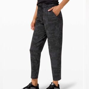 Lululemon Keep Me Moving 7/8 Camo Pants Size 4